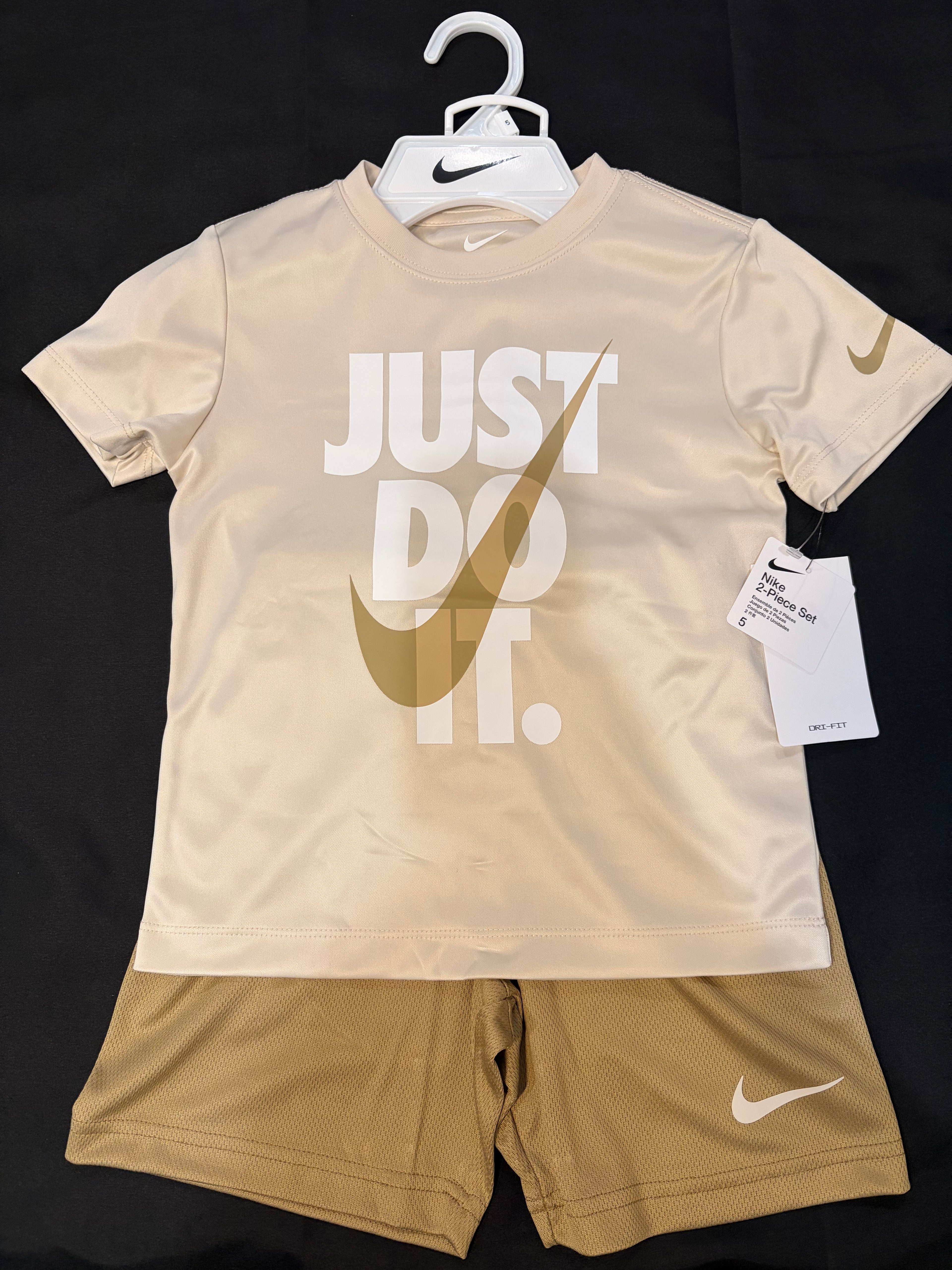 The Nike Boy Size 5 - 4/5 yrs . 2 Piece Set